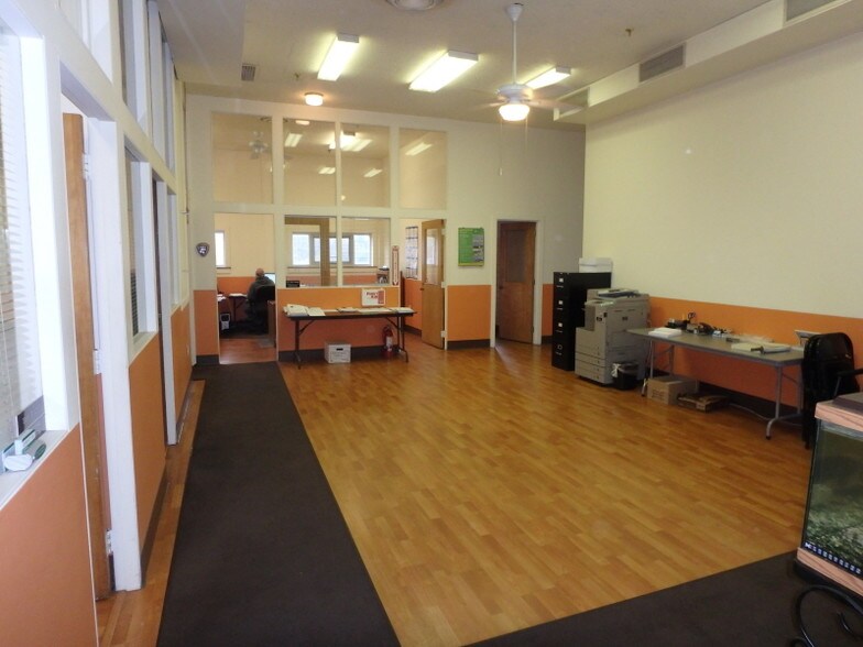 More Photos Of 54 Church St, Le Roy Manufacturing For Sale