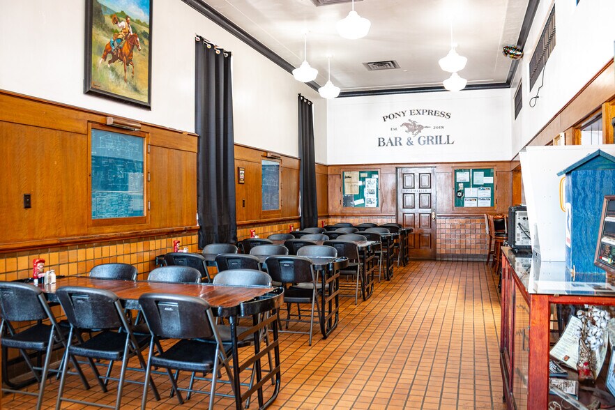 More Photos Of 302 S Magnolia St, Hearne Restaurant For Sale