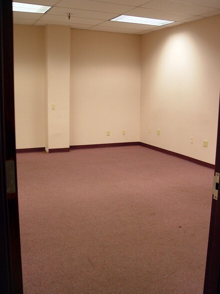 More Photos Of 2800 W 70th St, Shreveport Flex For Lease