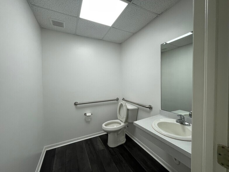 More Photos Of 12520 World Plaza Ln, Fort Myers Medical For Lease