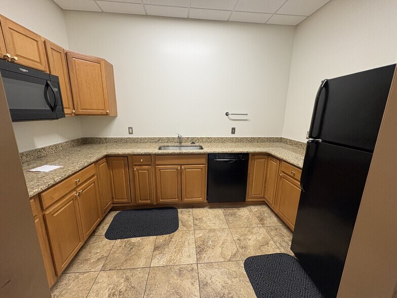 More Photos Of 867-887 Grand Oaks Dr, Howell Warehouse For Lease