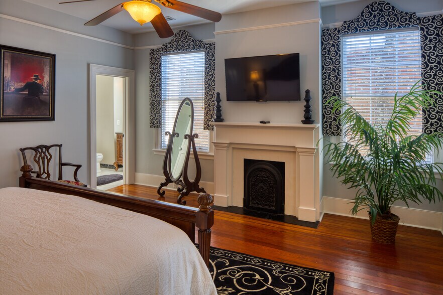 More Photos Of 14 E Taylor St, Savannah Specialty For Sale