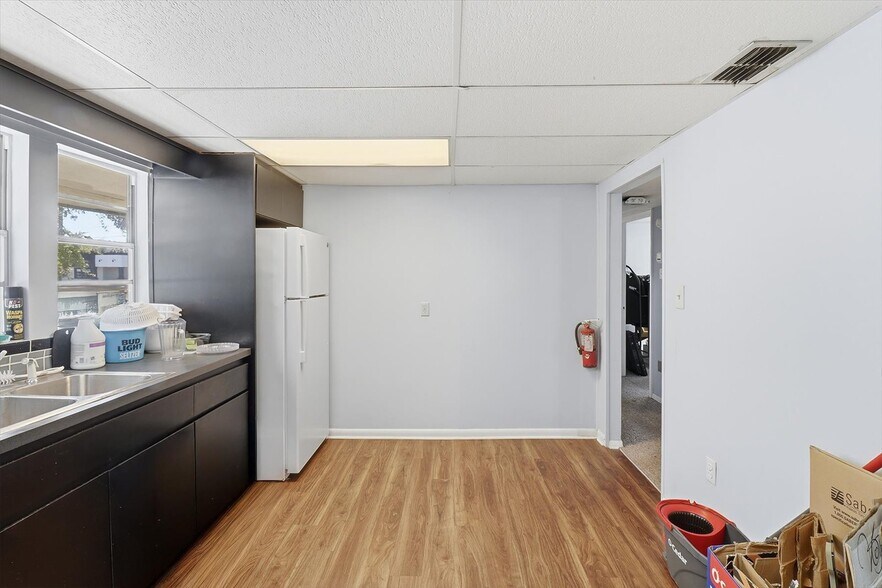 More Photos Of 823 NE 5th St, Crystal River Office For Sale