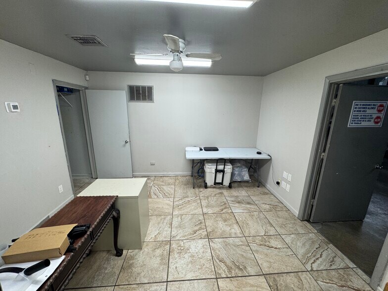 More Photos Of 2420 Concorde Dr, Fort Myers Warehouse For Lease