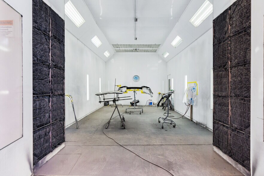 More Photos Of 3443 W 43rd St, Los Angeles Auto Repair For Sale