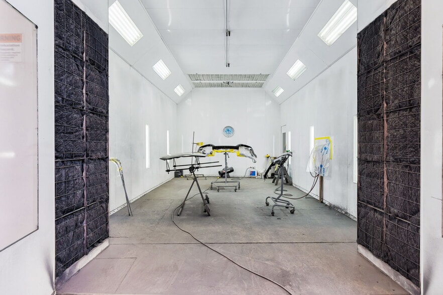 More Photos Of 3443 W 43rd St, Los Angeles Auto Repair For Lease