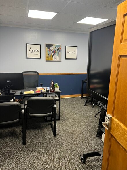 More Photos Of 1301-1315 21st St, Zion Unknown For Lease