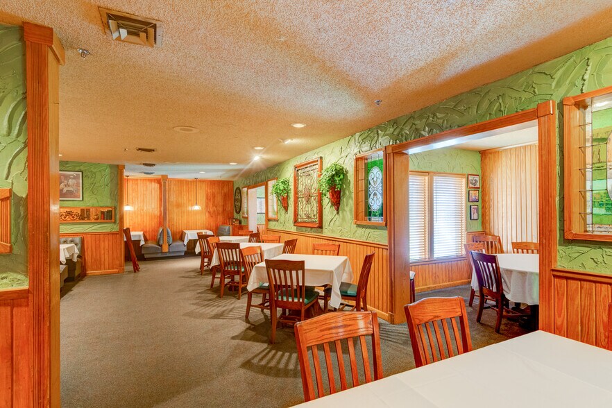 More Photos Of 1702 Park Hill Dr, Gainesville Restaurant For Sale
