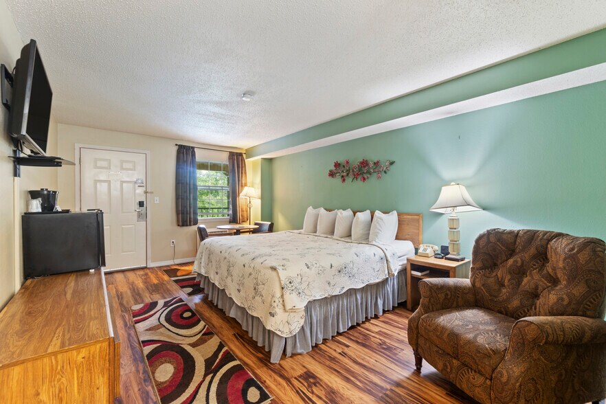 More Photos Of 3031 E Van Buren, Eureka Springs Hotel For Sale