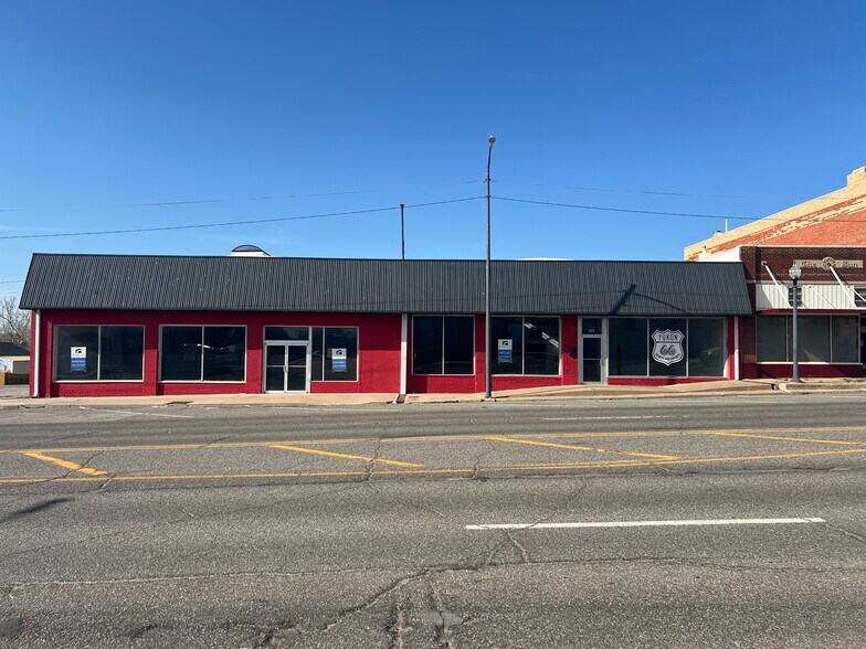 More Photos Of 517-519 W Main St, Yukon Storefront For Lease