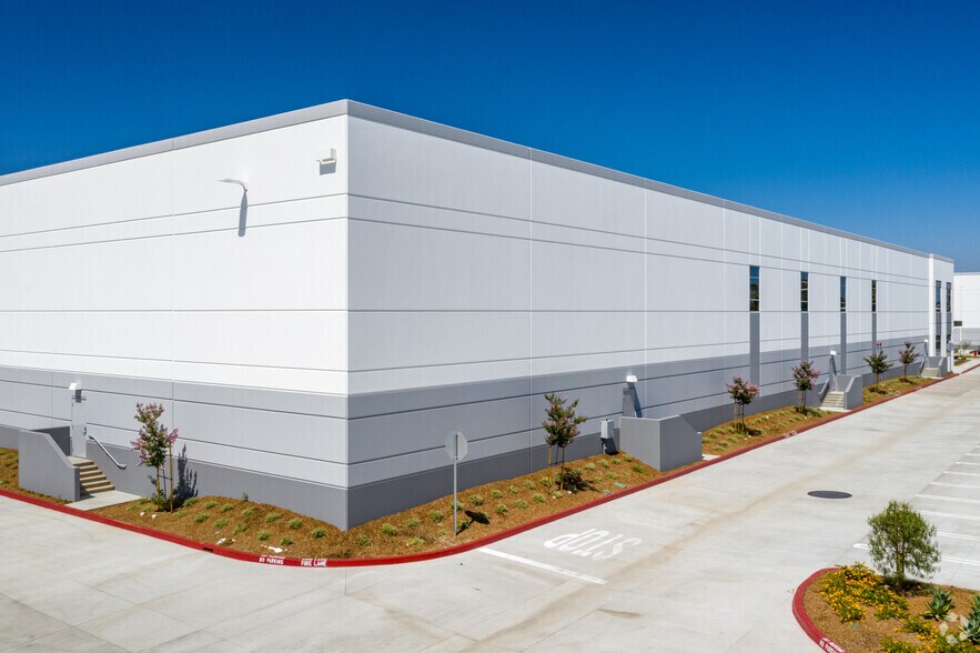 More Photos Of 650 E Dyer Rd, Santa Ana Warehouse For Lease