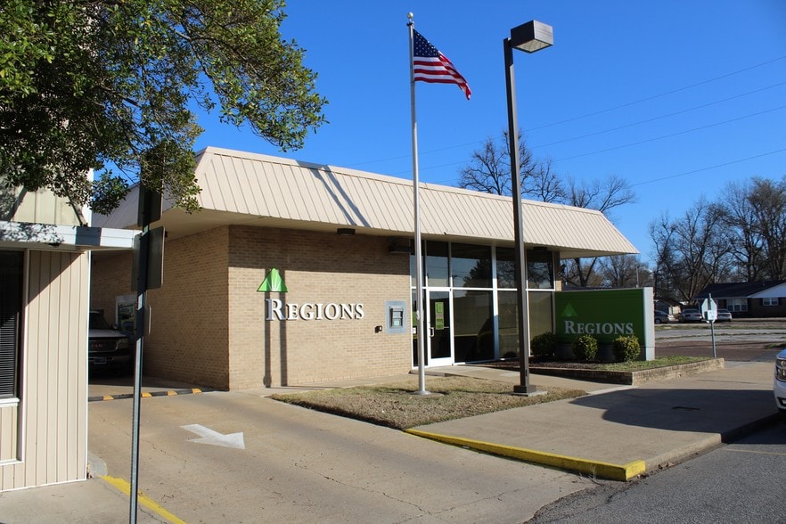 Primary Photo Of 124 S Main St, Ridgely Bank For Sale