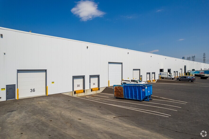 More Photos Of 1071-1139 Rue Marie-Victorin, St-Bruno-de-Montarville Distribution For Lease