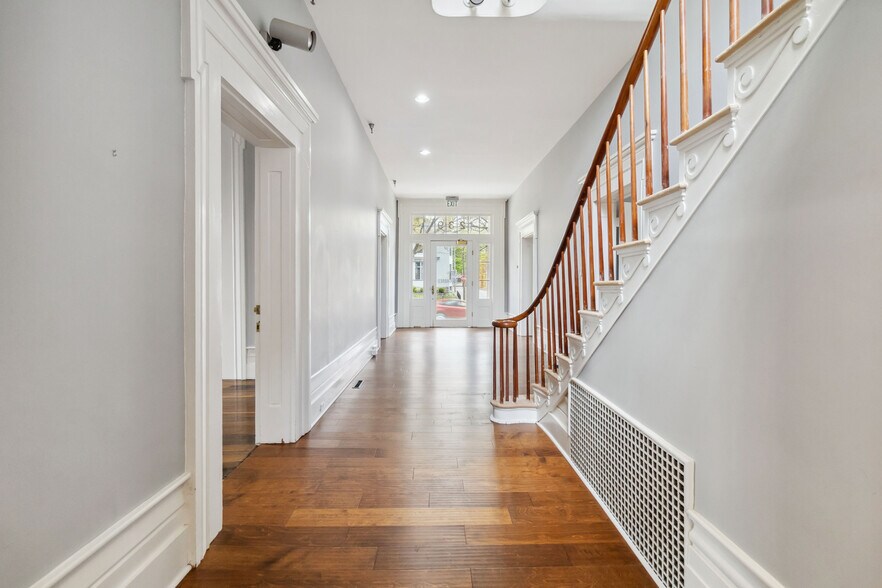More Photos Of 239 N Broadway, Lexington Office Residential For Sale