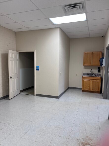 More Photos Of 3128 N 1st St, Abilene General Retail For Lease