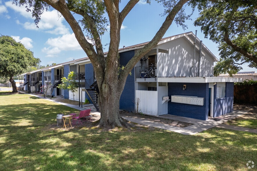 More Photos Of 1101 E Main St, League City Apartments For Sale