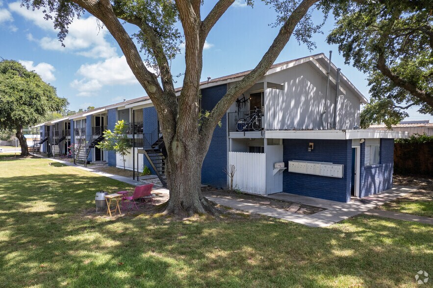 More Photos Of 1101 E Main St, League City Apartments For Sale