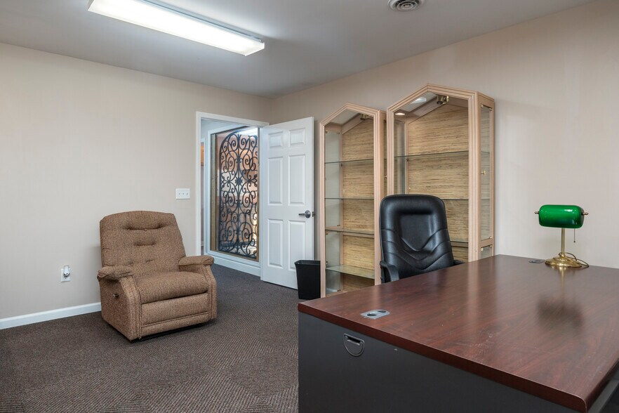More Photos Of 210 N West St, Hillsboro Office For Sale