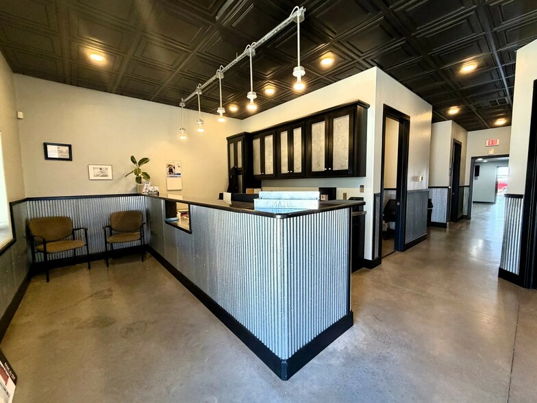 More Photos Of 413-417 S State St, Edmond Showroom For Lease