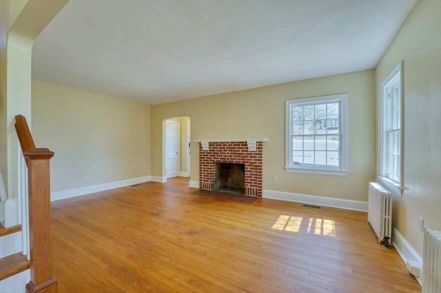 More Photos Of 121 N Hatcher Ave, Purcellville Office For Sale