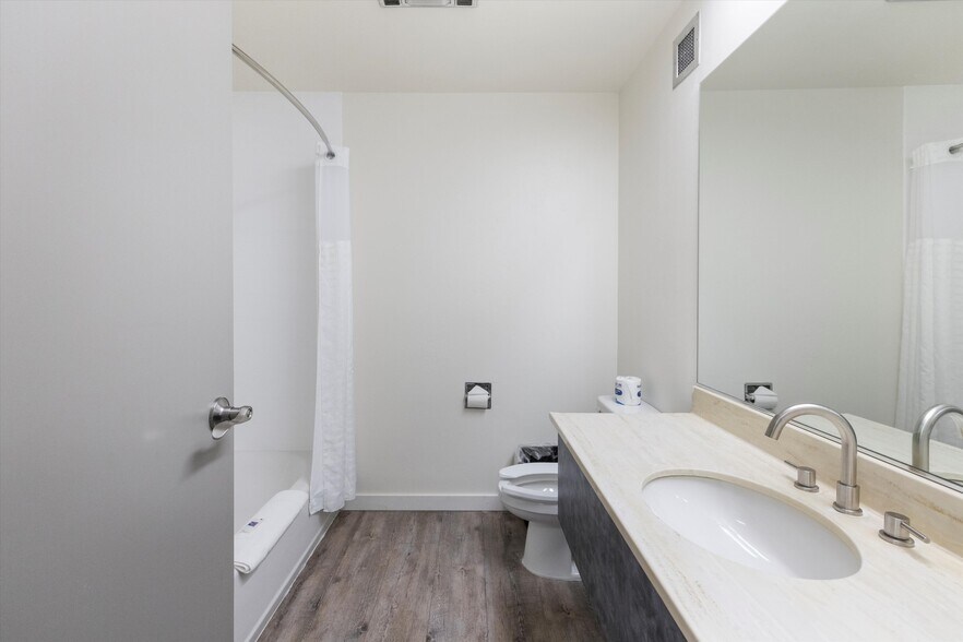 More Photos Of 720 W Lewis St, Pasco Hotel For Sale