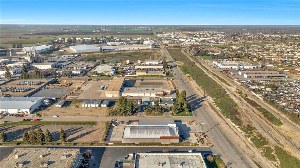 More Photos Of 10417 W Goshen Ave, Visalia Warehouse For Lease