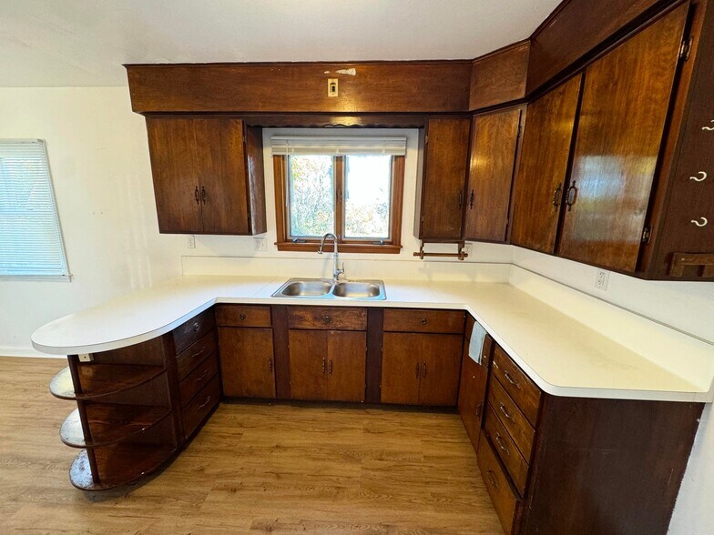 More Photos Of 1806 E Main St, Waukesha Office For Sale