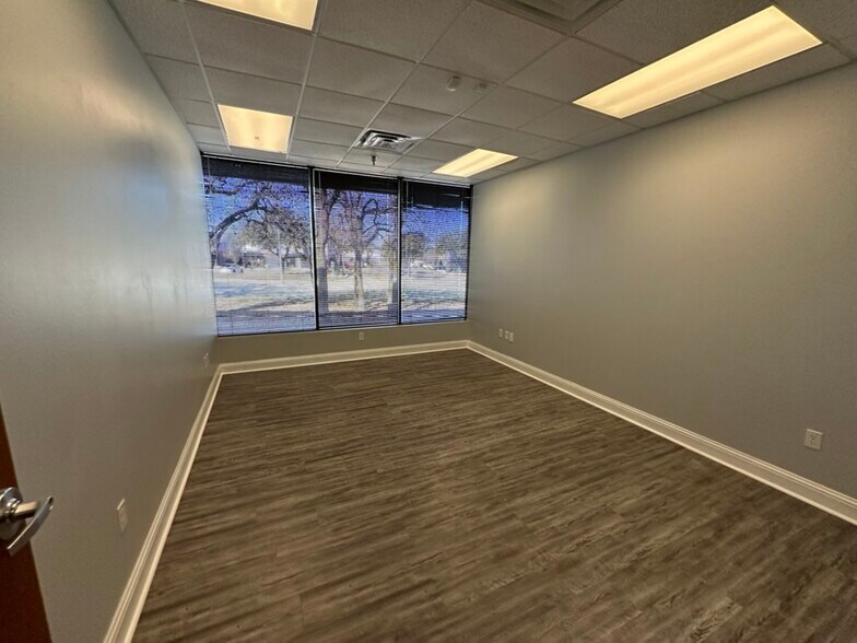 More Photos Of 734 W Carrier Pky, Grand Prairie Warehouse For Lease