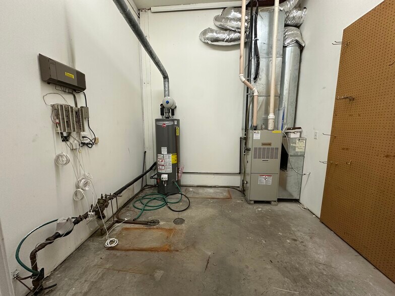 More Photos Of 140 State St, Calumet City Warehouse For Lease