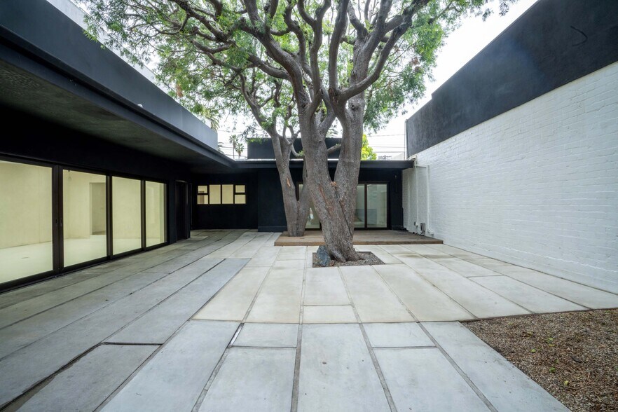 More Photos Of 8271 Beverly Blvd, Los Angeles Restaurant For Lease