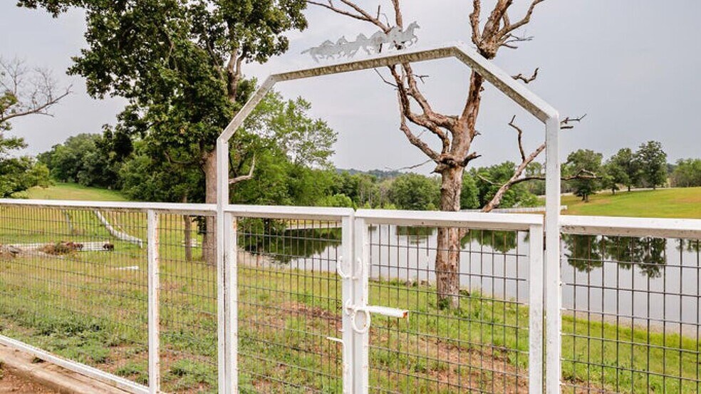More Photos Of 352 MO-245, Dadeville Horse Stables For Sale