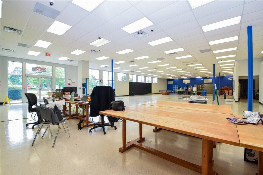 More Photos Of 2502 Melrose Ave NW, Roanoke Storefront Retail Office For Lease