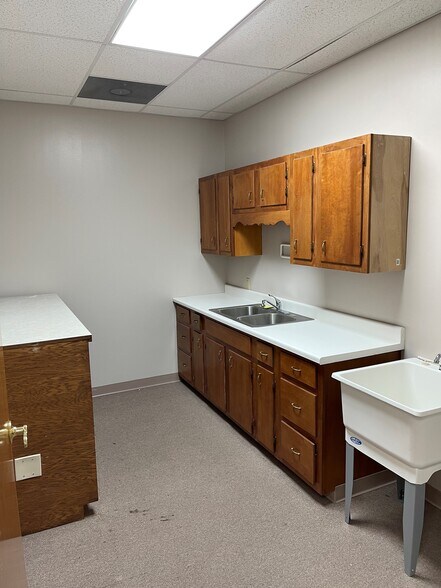 More Photos Of 1911 Mission 66, Vicksburg Medical For Lease