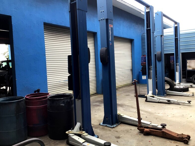 More Photos Of 2156 W King St, Cocoa Service For Sale