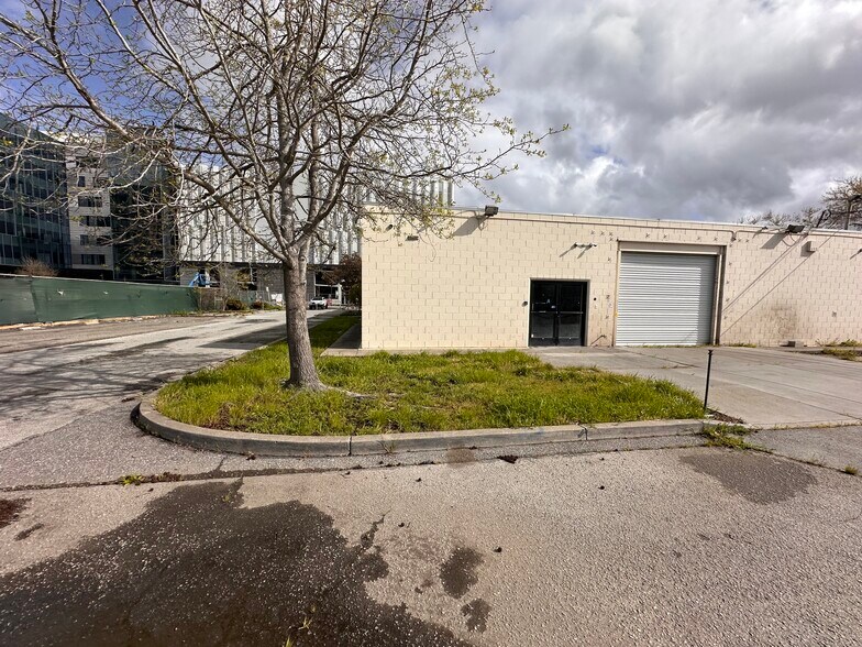 More Photos Of 820 Malcolm Rd, Burlingame Warehouse For Lease