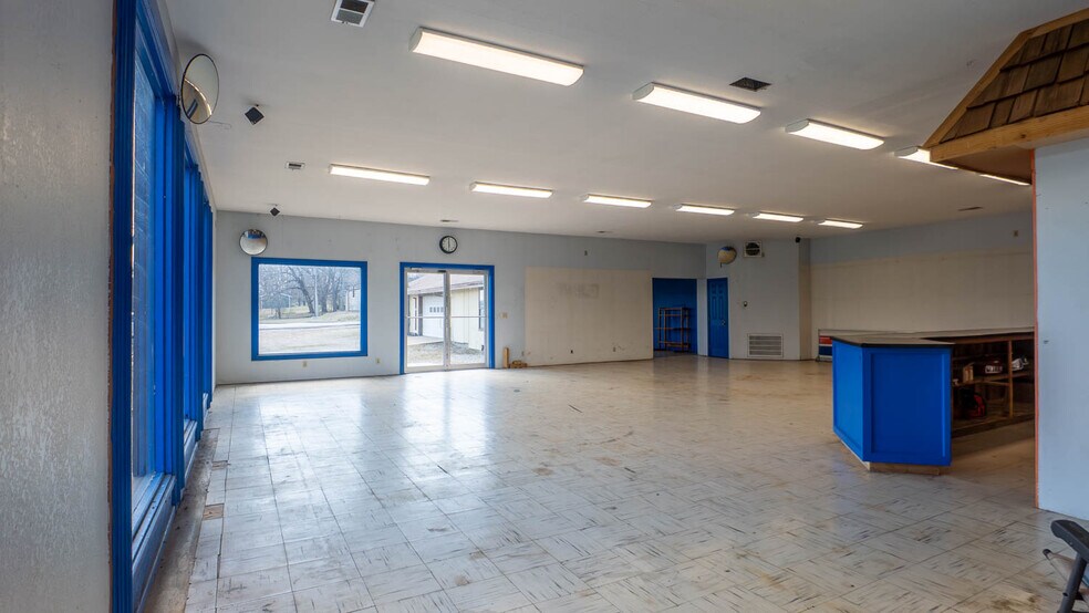 More Photos Of 105 E Couch St, Alton General Retail For Sale