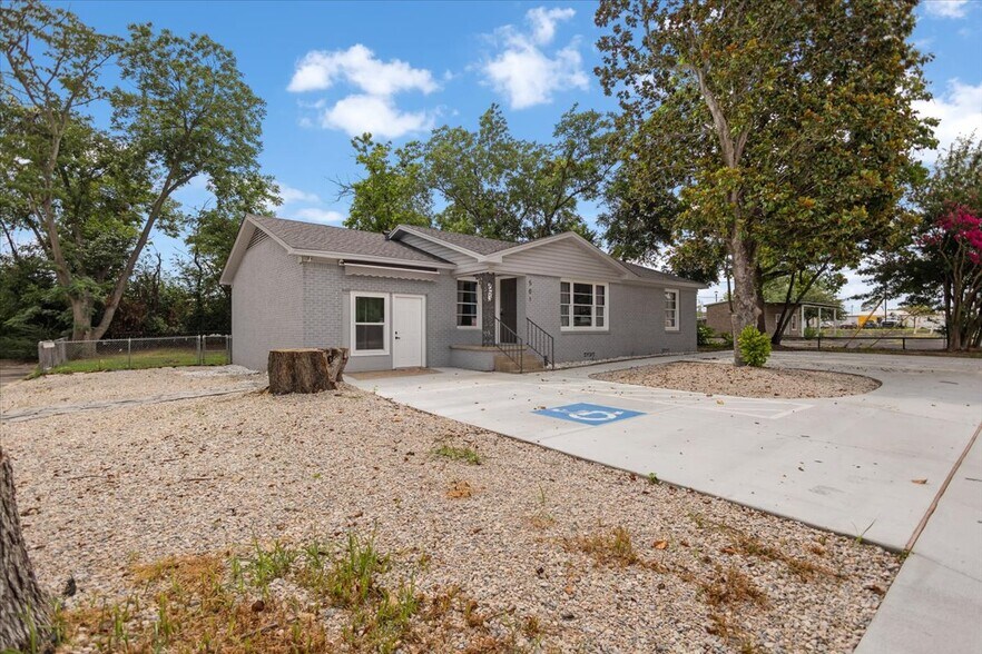 More Photos Of 501 N Main St, Lindale Office For Sale