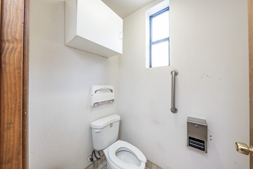 More Photos Of 927 O St, Firebaugh Healthcare For Sale