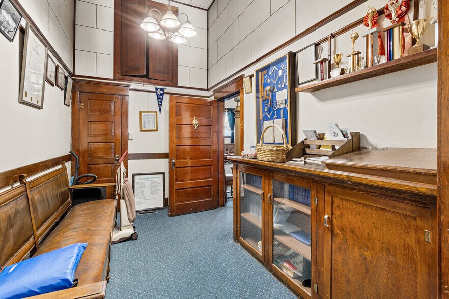 More Photos Of 305 E 1st St, Cle Elum Post Office For Sale