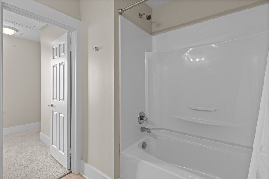 More Photos Of 738 E Main St, Belhaven Hotel For Sale