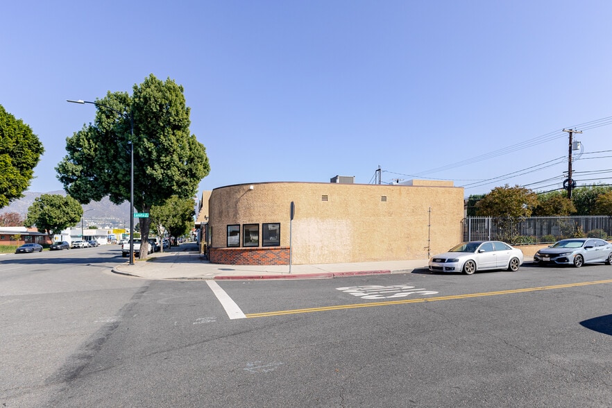 More Photos Of 1020 W Magnolia Blvd, Burbank Warehouse For Lease