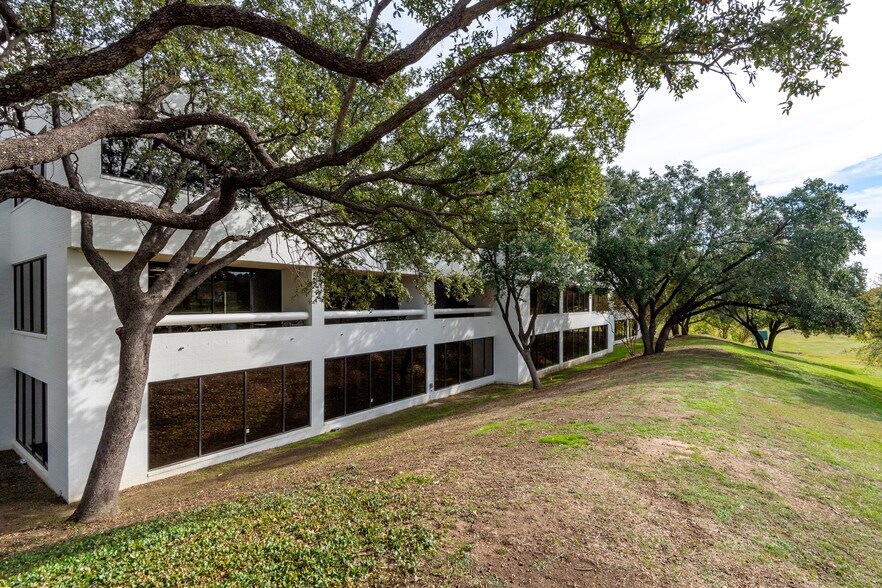 More Photos Of 104 Decker Ct, Irving Unknown For Lease