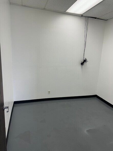 More Photos Of 501 W 17th St, Santa Ana Storefront Retail Office For Lease