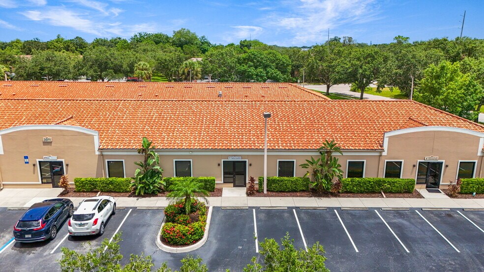 More Photos Of 3911 Golf Park Loop, Bradenton Office For Lease