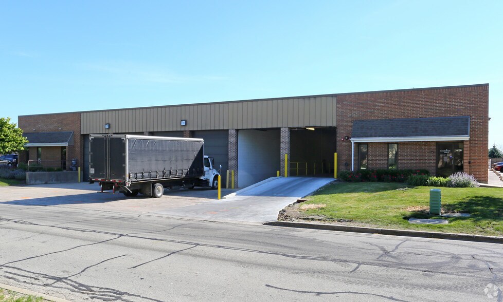 More Photos Of 7825-7827 S Quincy St, Willowbrook Warehouse For Lease