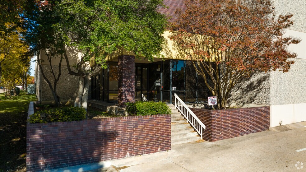 More Photos Of 5600 Stratum Dr, Fort Worth Warehouse For Lease