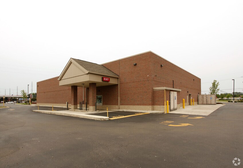 More Photos Of 10081 E Highland Rd, Hartland Drugstore For Lease