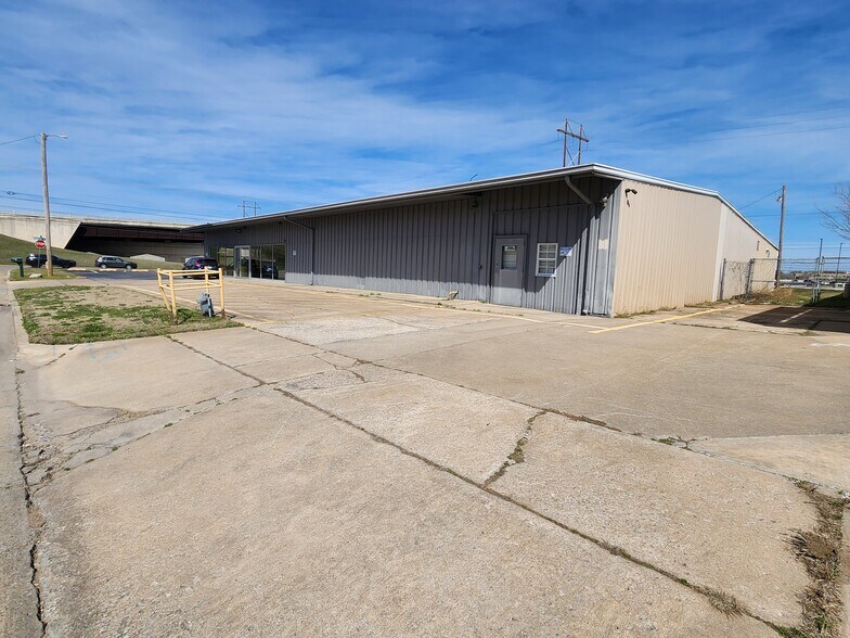 More Photos Of 8804 E 41st St, Tulsa Showroom For Sale