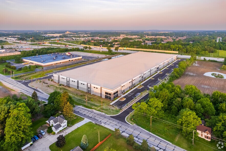More Photos Of 9141 S 13th St, Oak Creek Warehouse For Lease
