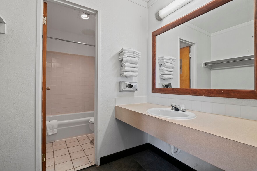 More Photos Of 700 Colorado Ave, Stratton Hotel For Sale